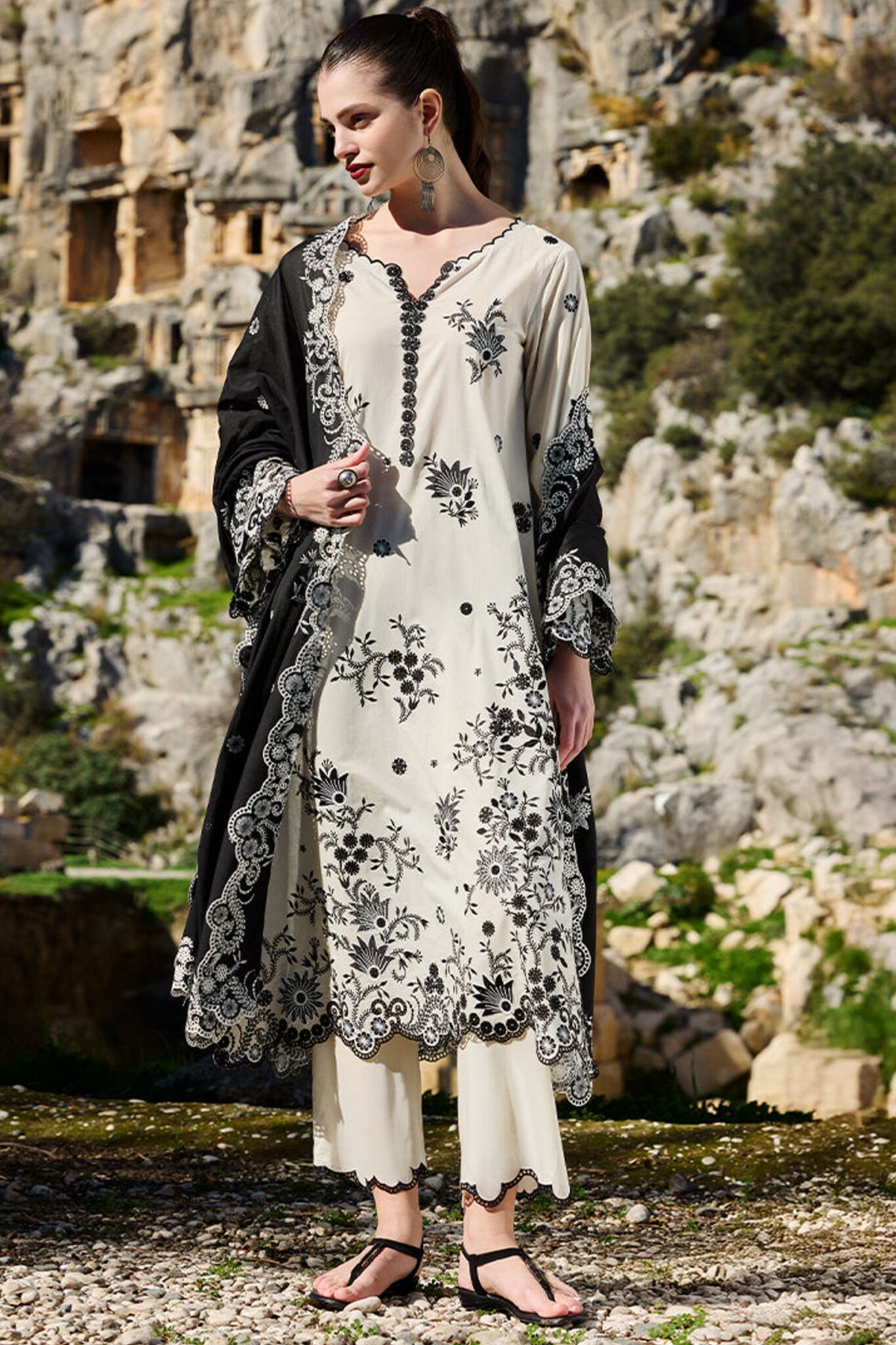 3 PIECE – EMBROIDERED LAWN – UNSTITCHED – 37014