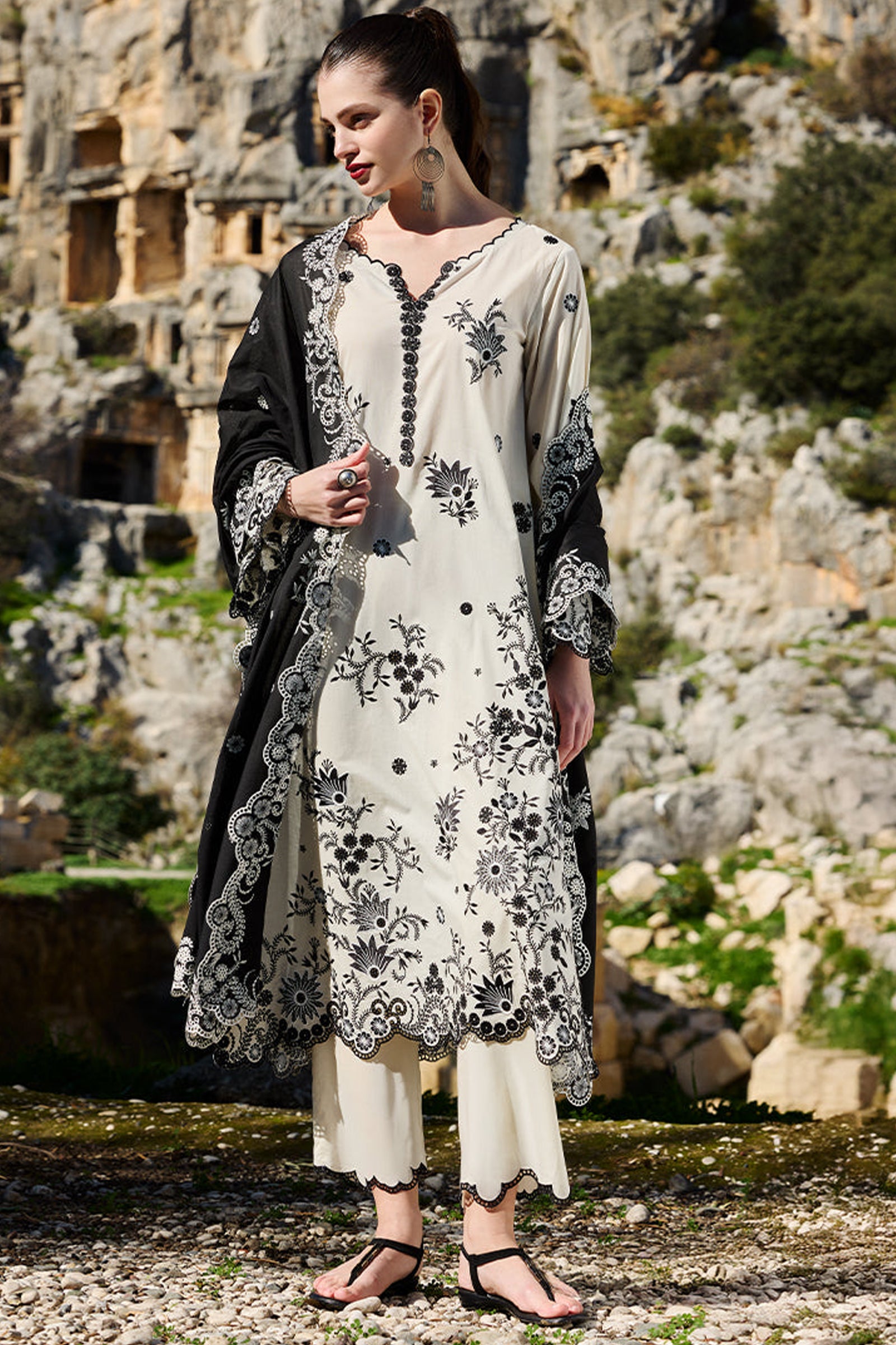 3 PIECE – EMBROIDERED LAWN – UNSTITCHED – 37014